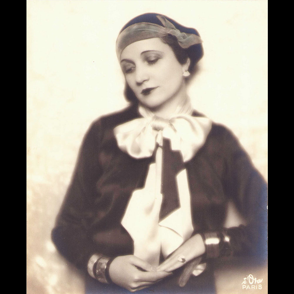 Agnès Rittener - Portrait de la modiste portant des bijoux de Dunand, tirage de D'Ora (1930)
