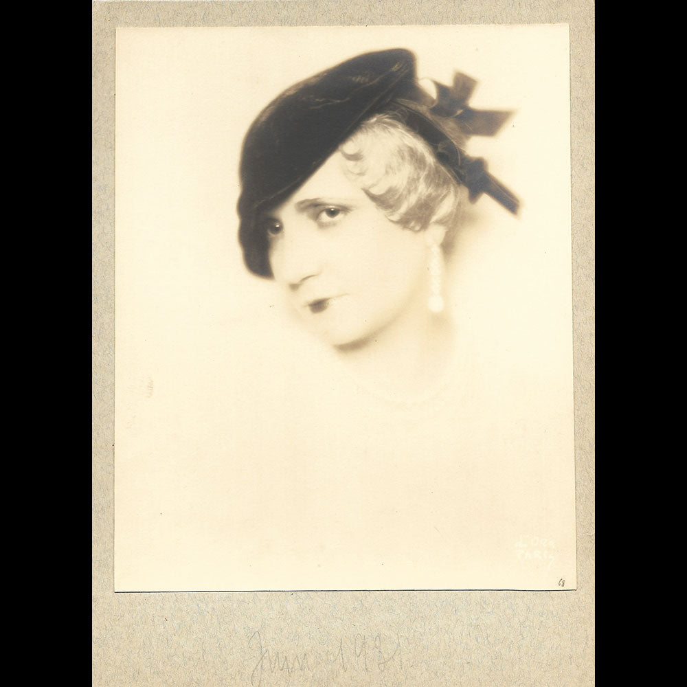 Agnès Rittener - Portrait de la modiste coiffée du béret Inclination, tirage de D'Ora (1931)