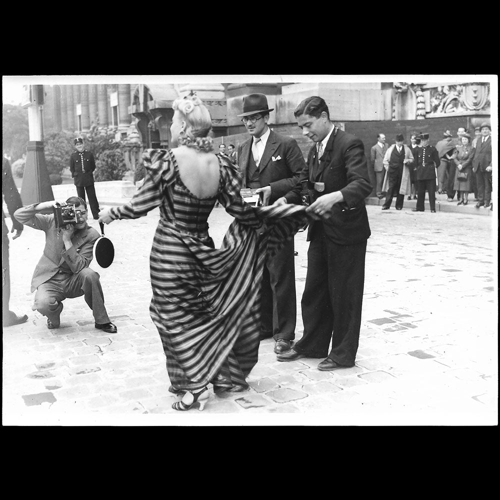 Mannequin au Grand Prix de l'Elégance au Grand Palais, juillet 1939