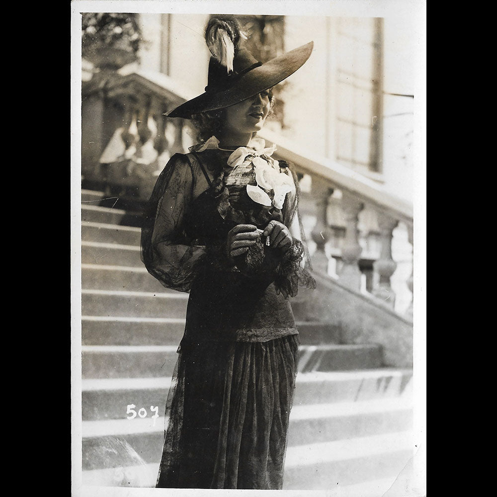 Chapeau porté par Amy Colin, Miss Paris 1935