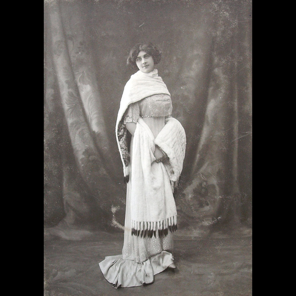 Fourrures Max - Modèles de fourrure, ensemble de 4 photographies (circa 1905-1910)