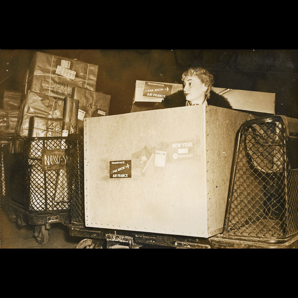 Des modèles de la haute couture française expédiés aux Etats-Unis (1952)