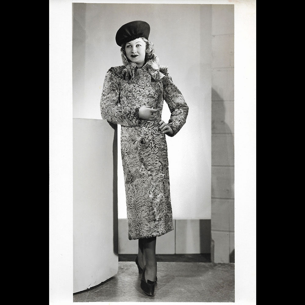 Manteau porté par Amy Colin, Miss Paris 1935, tirage d'Isabey