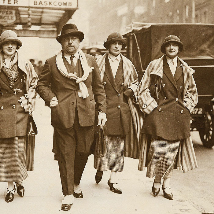 Poiret - Paul Poiret et 4 mannequins à Londres (1924)