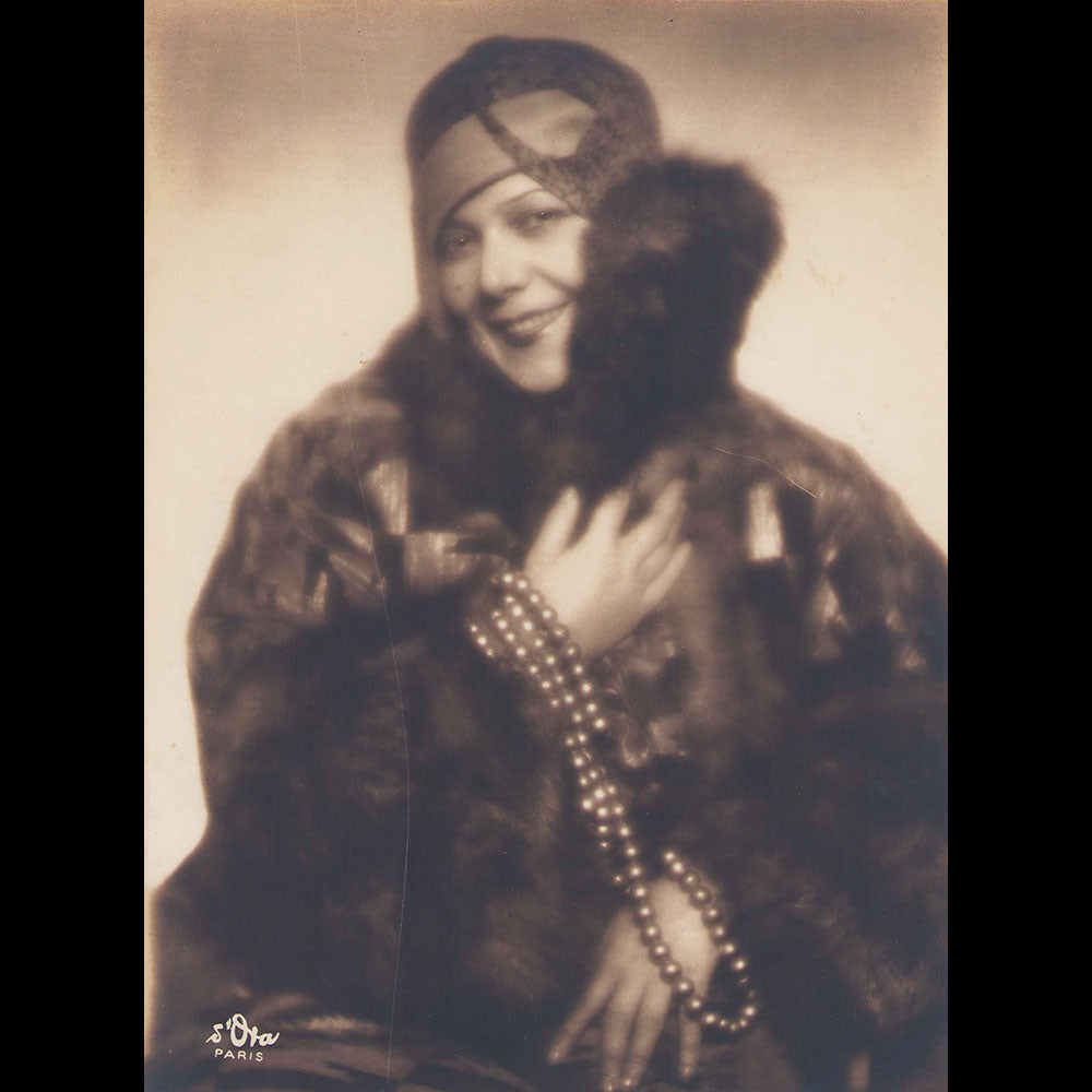 Louiseboulanger - Portrait d'Andrée Spinelly en manteau bordé de fourrure, photographie de D'Ora (circa 1925-1930)
