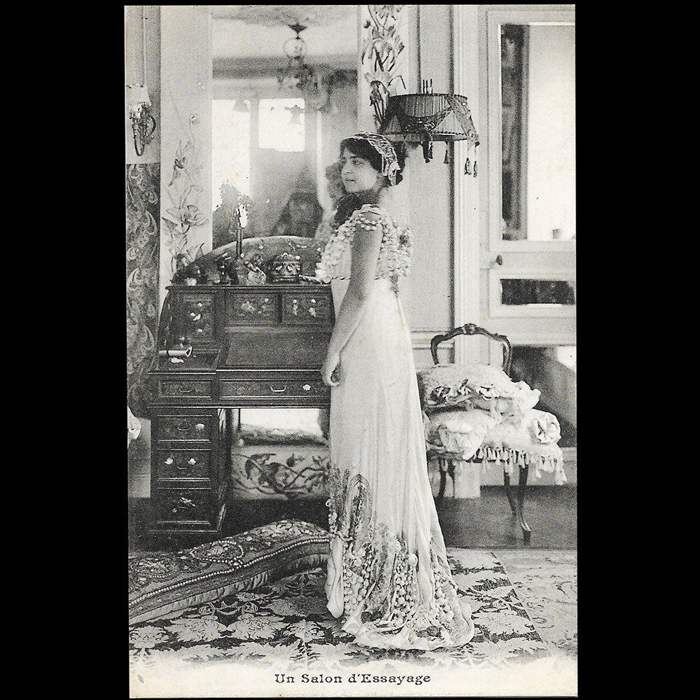 Jane Valmath - Un salon d'essayage de la maison de couture, 9 rue de Surene à Paris (circa 1910s)