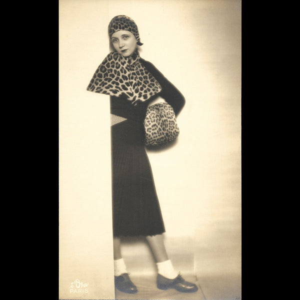 Agnès Rittener - Portrait de la modiste en costume de sport de Schiaparelli, tirage de D'Ora (1930)