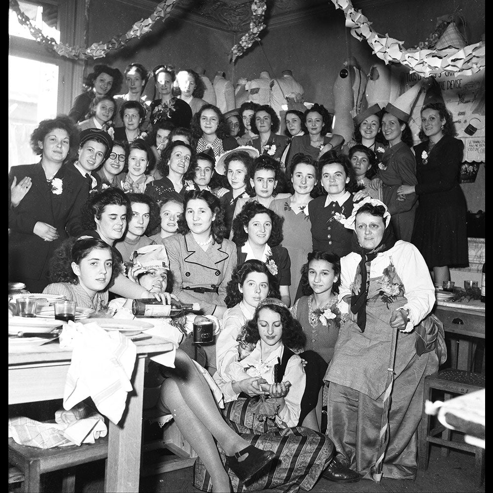 Balenciaga - Employées posant à la Sainte-Catherine, réunion de 17 négatifs (circa 1947)