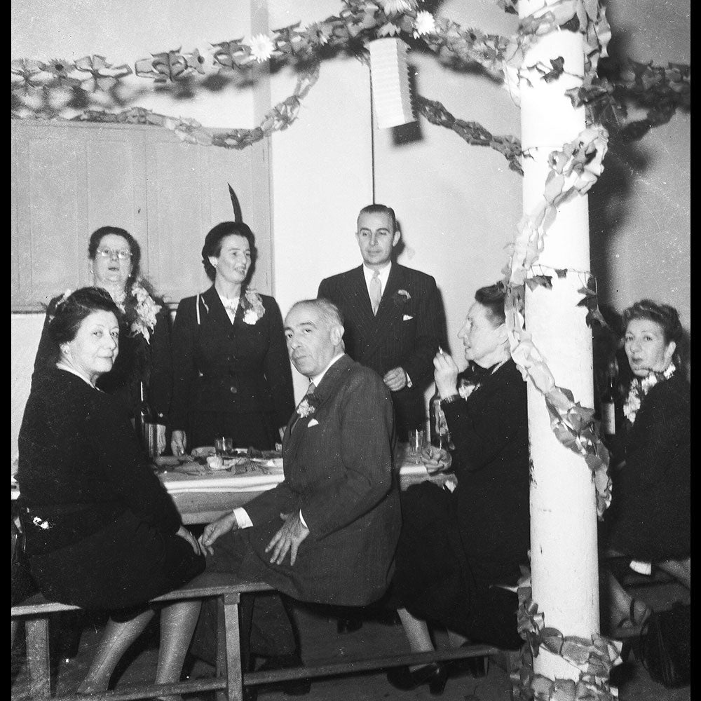 Balenciaga - Employées posant à la Sainte-Catherine, réunion de 17 négatifs (circa 1947)