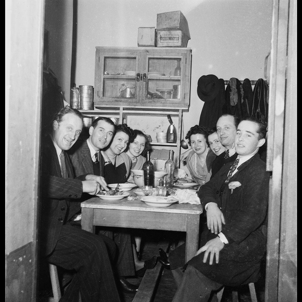 Balenciaga - Employées posant à la Sainte-Catherine, réunion de 17 négatifs (circa 1947)