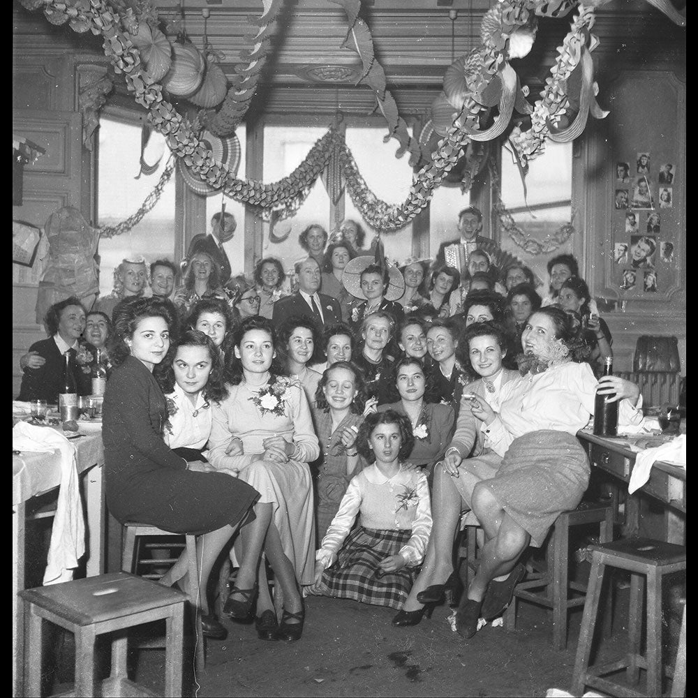 Balenciaga - Employées posant à la Sainte-Catherine, réunion de 17 négatifs (circa 1947)