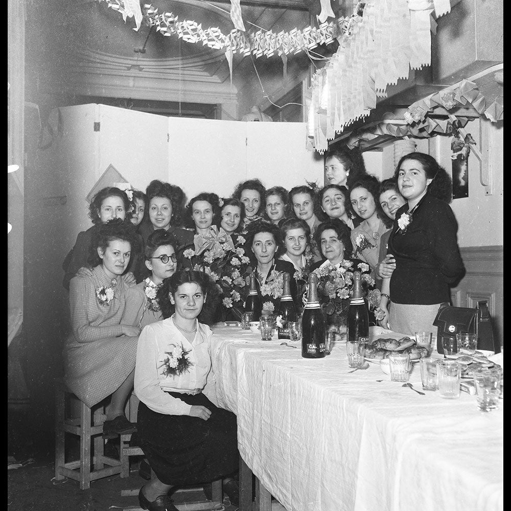 Balenciaga - Employées posant à la Sainte-Catherine, réunion de 17 négatifs (circa 1947)