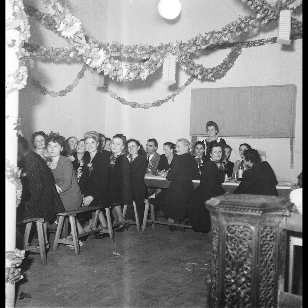 Balenciaga - Employées posant à la Sainte-Catherine, réunion de 17 négatifs (circa 1947)