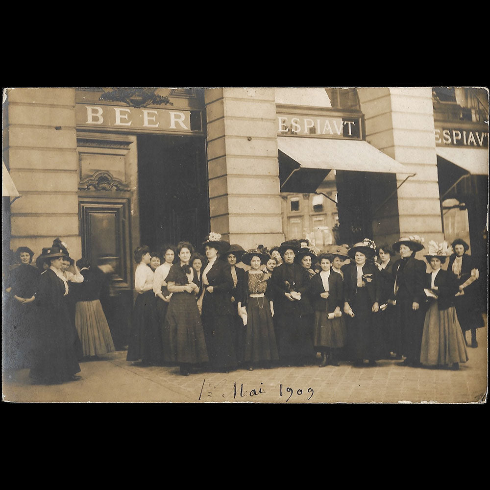 Beer  - Employés de la maison de couture, place Vendôme à Paris (1909)