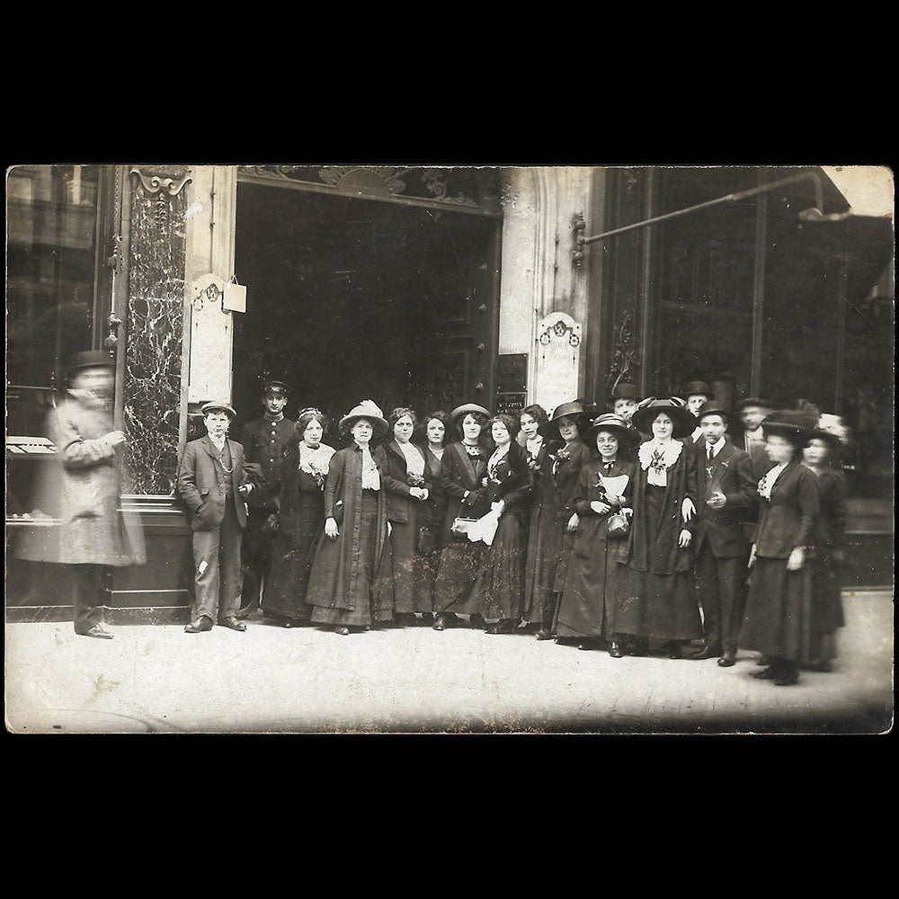 Boué Soeurs - Employées devant la maison de couture, 9 rue de la Paix (1900s)