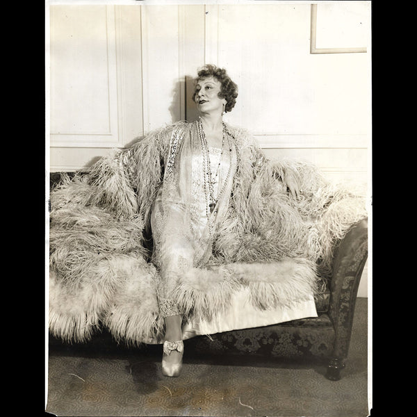 Callot Soeurs - Cécile Sorel en négligé de brocart d'argent garni de plumes d'autruche (1926)