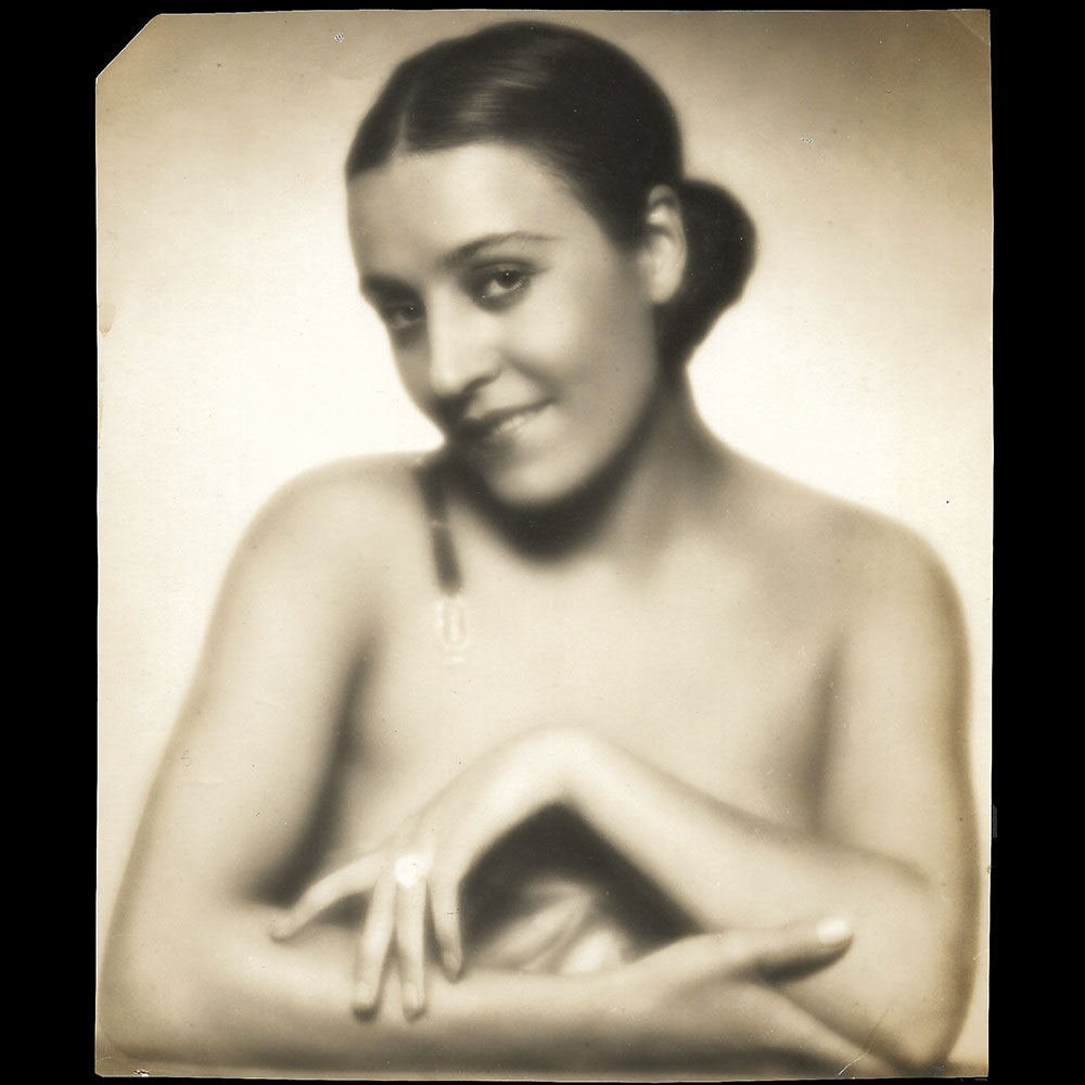 Yvonne Vallée - Portrait de l'actrice aux plus belles mains d'Europe, tirage de D'Ora (1927)