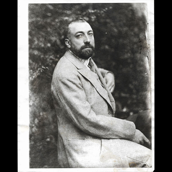 Poiret - Portrait de Paul Poiret dans le jardin de l'hôtel d'Antin (circa 1910)