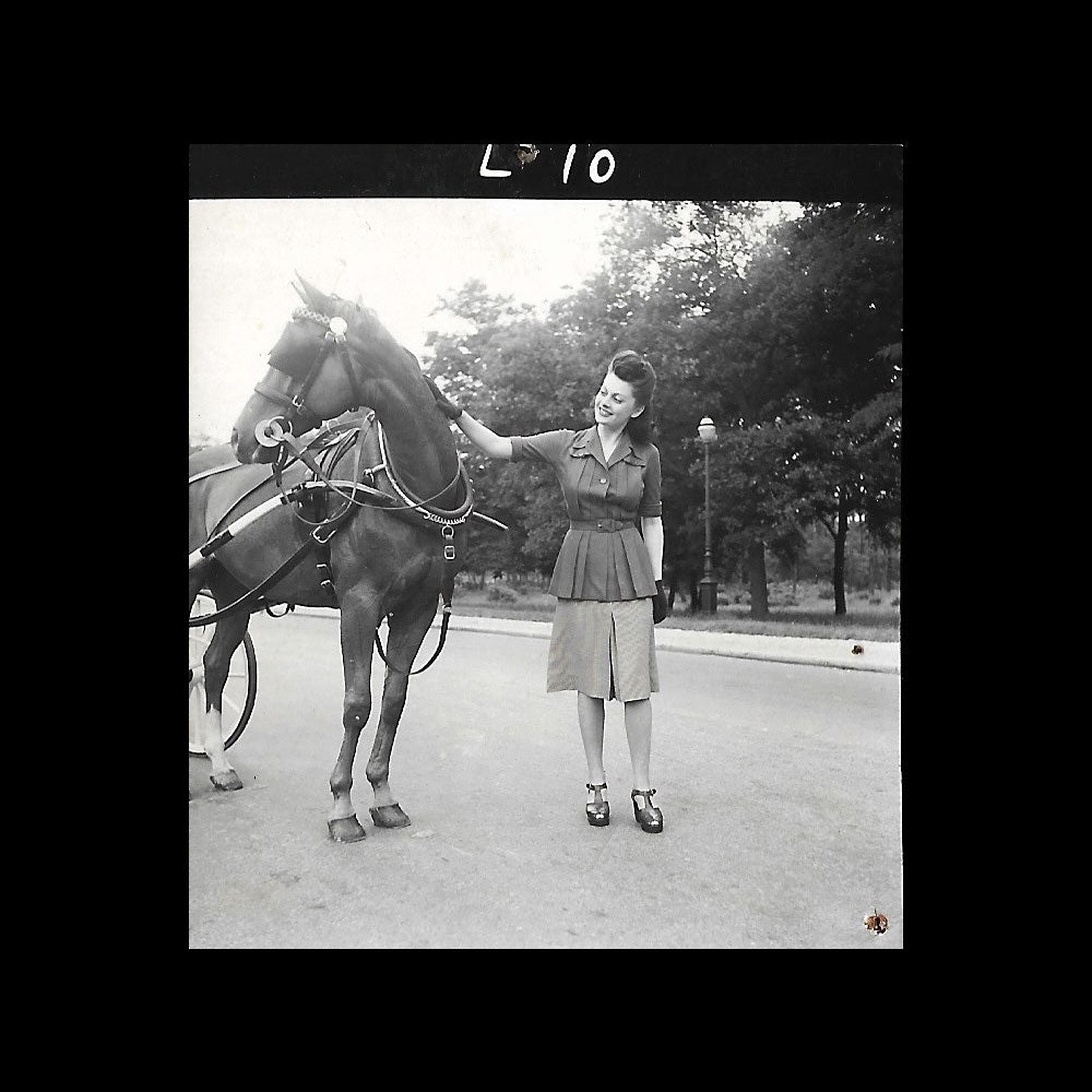 Robe de jour portée par la mannequin Maggy Sarragne, photographie de Seeberger Frères (1940s)