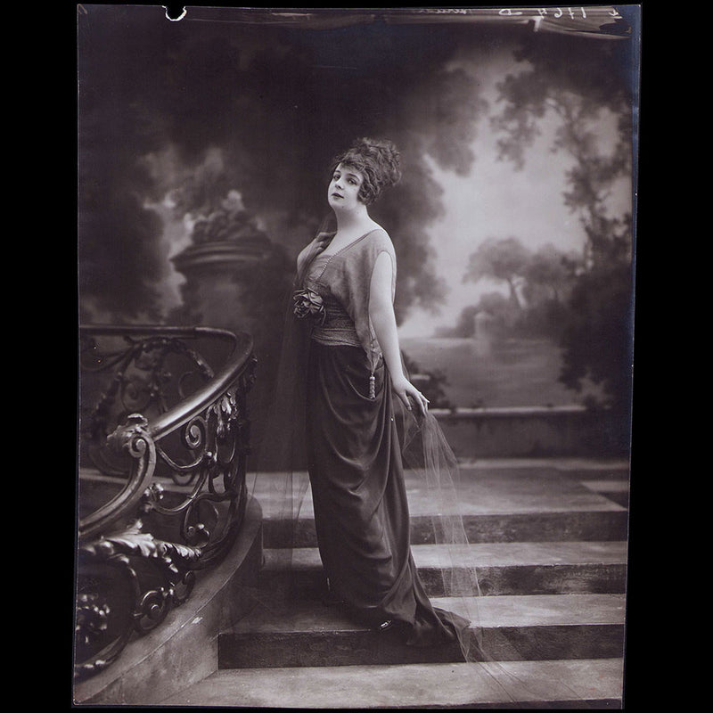 Bernard - Robe en charmeuse, photographie du studio Talbot (1910s)