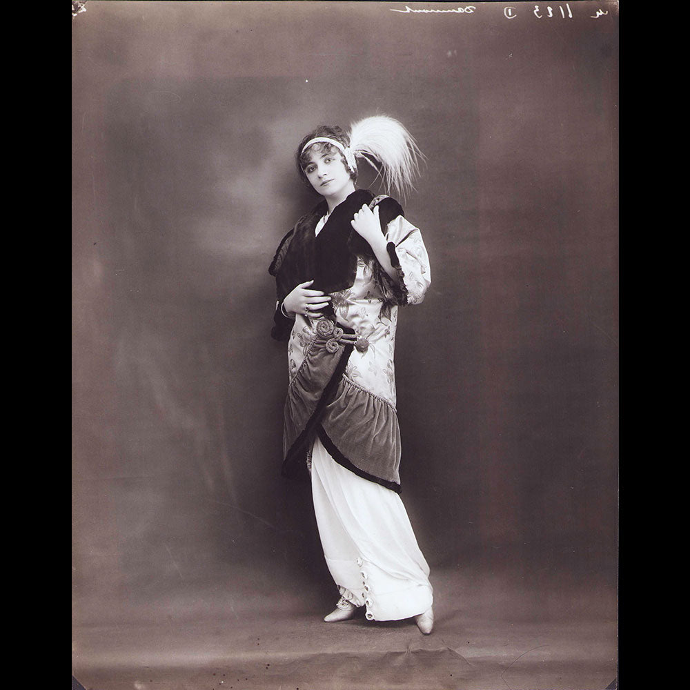 Marcel Robert - Manteau en broché et velours, photographie du studio Talbot (1910s)