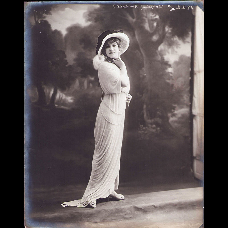 Drecoll - Robe de tulle blanc perlé, photographie du studio Talbot (1913)