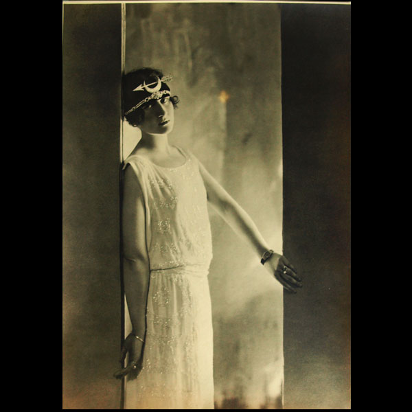 Portrait de Madame Simone de Caillavet Stoicesco Maurois posant dans une robe de Lucien Lelong (1922)