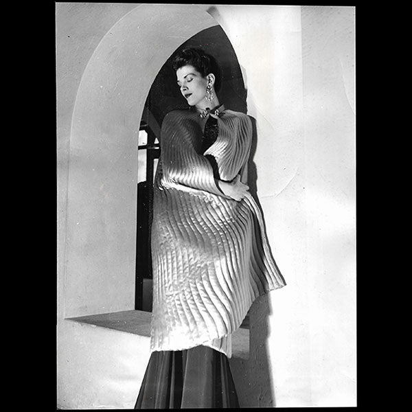 Jeanne Lanvin - Cape du soir de satin, tirage d'époque d'Agneta Fischer (1939)