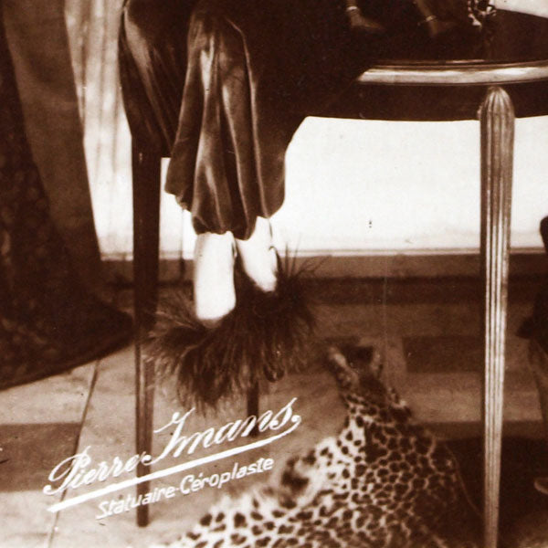 Pierre Imans - carte publicitaire d'un mannequin d'une jeune femme aux poupées (circa 1929)