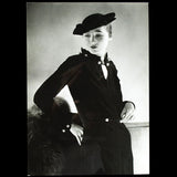 Robe de velours de Lucien Lelong, chapeau de Suzy, photographie d'époque du studio Deutsch (circa 1935)