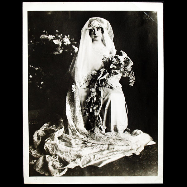 Paul Poiret - Mademoiselle Combe Saint-Macary dans sa robe de mariée (1920)