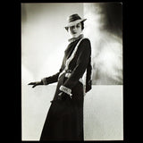 Manteau Paganini de Lucien Lelong, chapeau de Maria Guy, photographie d'époque du studio Deutsch (circa 1935)