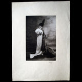 Les Modes - Mlle B... en grand manteau de zibelines naturelles, photographie de Talbot pour la couverture de la revue Les Modes (1912)