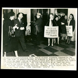 Christian Dior face à une manifestation du club A little below the knee à Chicago en 1947