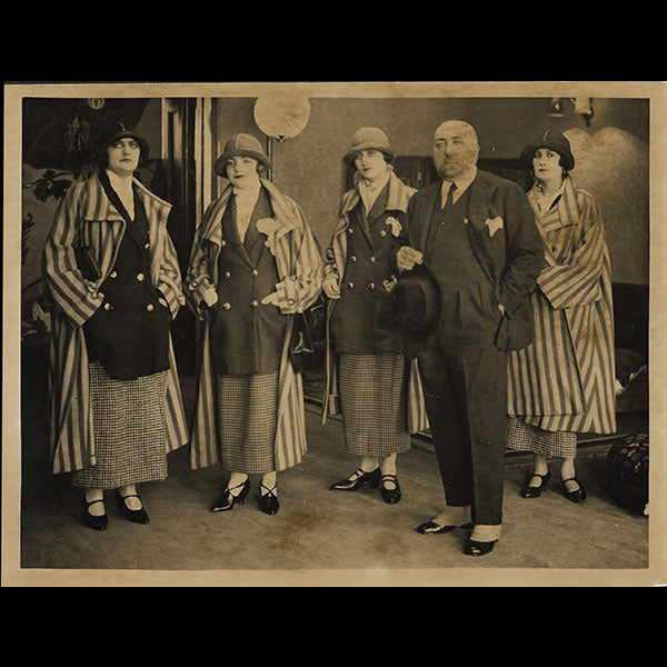 Poiret - Paul Poiret et 4 mannequins à la British Empire Exhibition de Wembley (1924)
