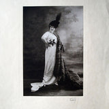 Les Modes - Mlle B... en grand manteau de zibelines naturelles, photographie de Talbot pour la couverture de la revue Les Modes (1912)