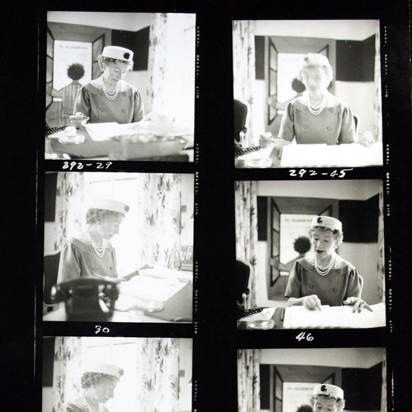 Carmel Snow à son bureau au Harper's Bazaar, planche contact, circa 1950