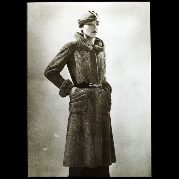 Manteau Croquette de Lucien Lelong, chapeau de Suzy, photographie d'époque du studio Deutsch (circa 1935)
