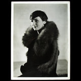 Chanel - Elegante au col de fourrure, portrait par le Studio Chanel (1933)