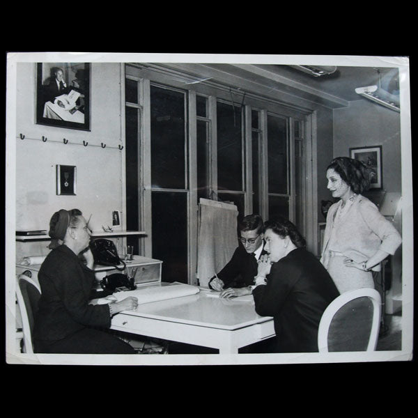 Yves Saint-Laurent, successeur de Christian Dior entouré de Raymonde Zehnacker, Marguerite Carré et Mitzah Bricard (1958)