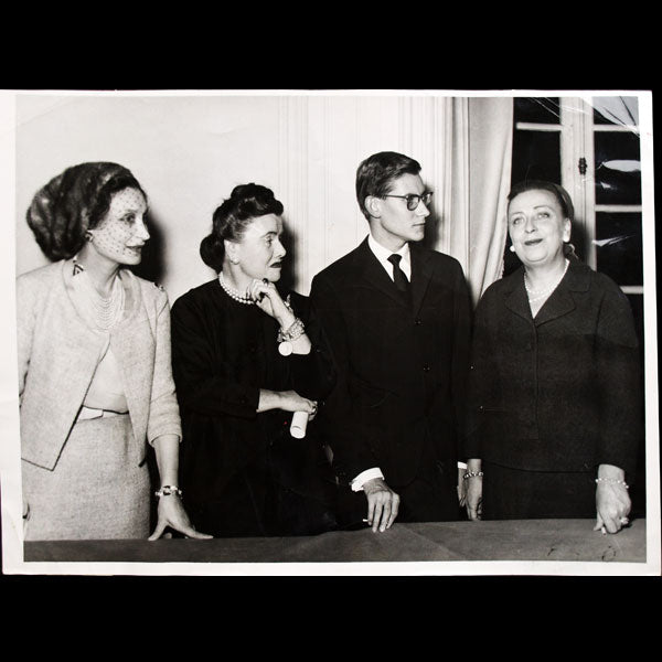 Yves Saint-Laurent, successeur de Christian Dior entouré de Raymonde Zehnacker, Marguerite Carré et Mitzah Bricard (1958)