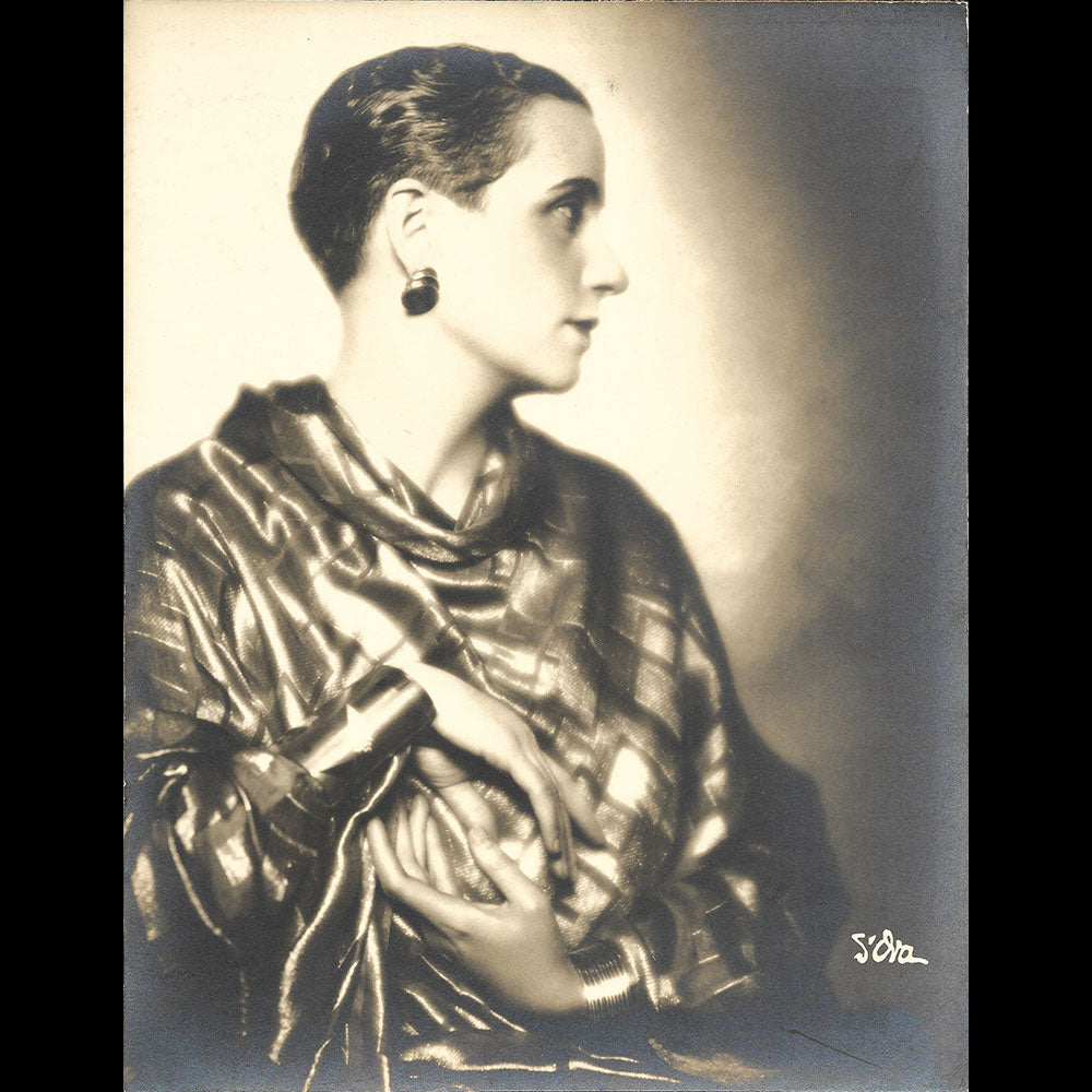 Agnès Rittener - Portrait de la modiste portant des bijoux de Dunand, tirage de D'Ora (circa 1925-1930)