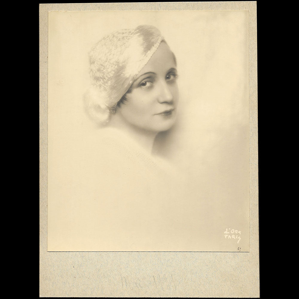 Agnès Rittener - Portrait de la modiste coiffée d'un chapeau en paille de soie, tirage de D'Ora (1931)