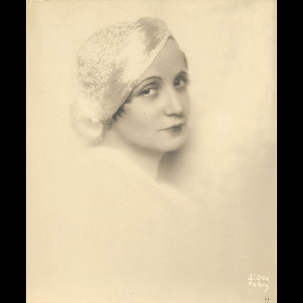 Agnès Rittener - Portrait de la modiste coiffée d'un chapeau en paille de soie, tirage de D'Ora (1931)
