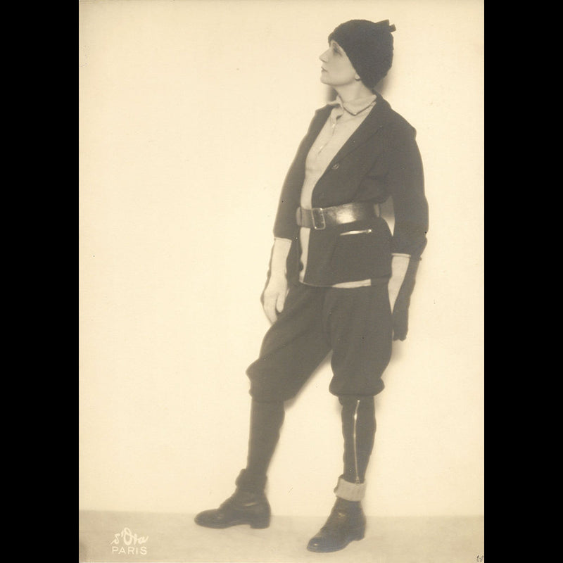 Agnès Rittener - Portrait de la modiste en tenue d'alpiniste de Schiaparelli, tirage de D'Ora (1929)