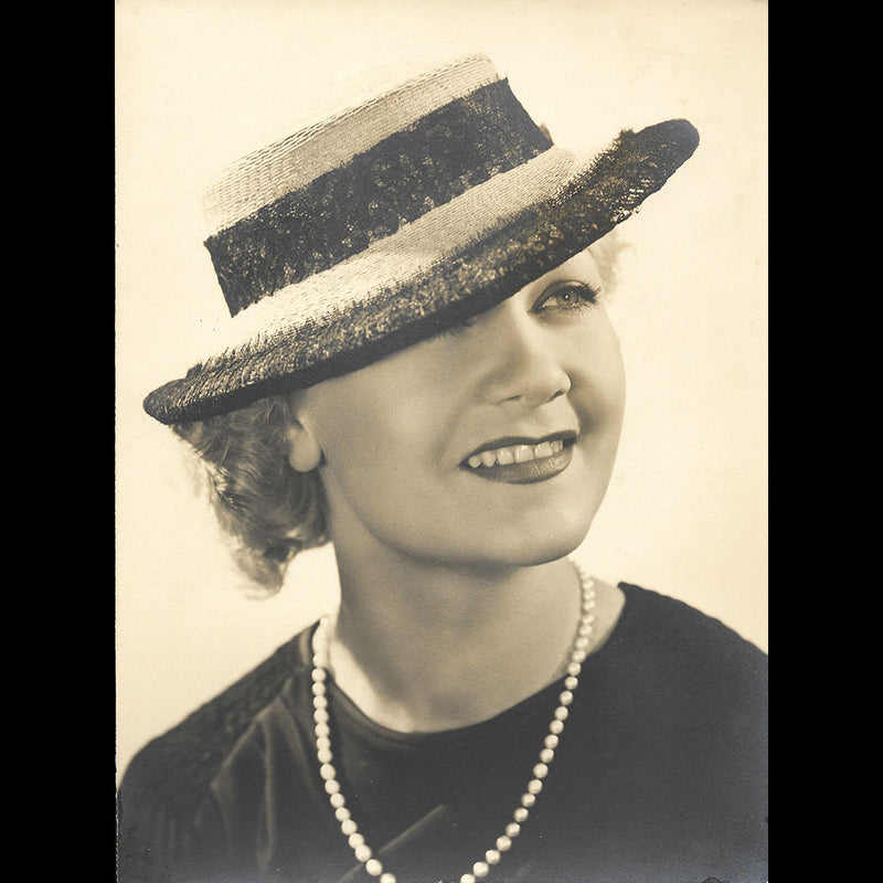 Chapeau porté par Amy Colin, Miss Paris 1935