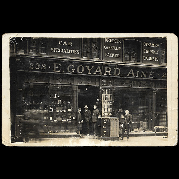 Goyard - Employés posant devant le malletier, 233 rue Saint-Honoré à Paris (circa 1910)