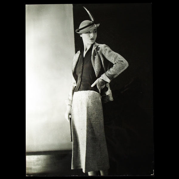 Tailleur Stop de Lucien Lelong, chapeau de Suzy, photographie d'époque du studio Deutsch (circa 1935)