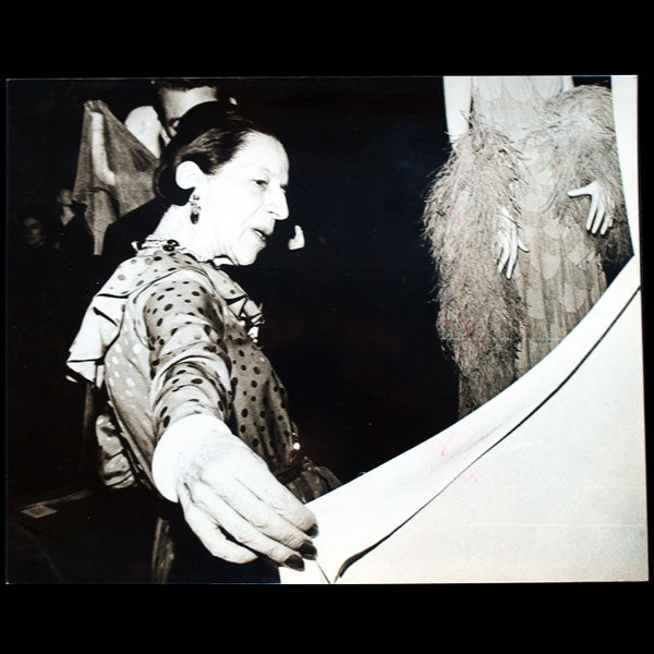 Diana Vreeland posant devant une robe du soir de Madeleine Vionnet à l’exposition Inventive Clothes en 1973