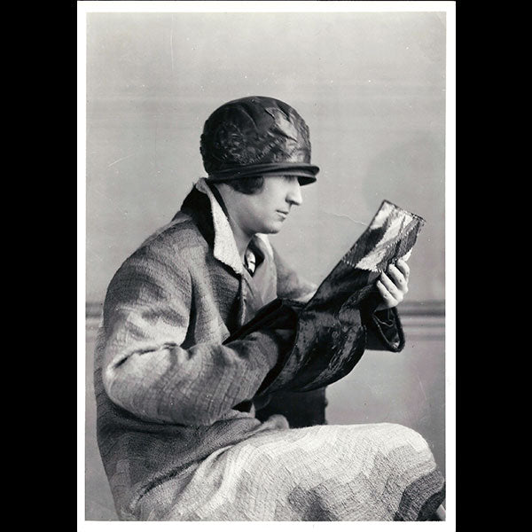 Sonia Delaunay - Manchon sac à main de Sonia Delaunay, photographie de mode par Thérèse Bonney (1925)